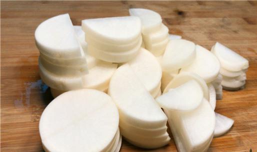 奶奶獨家秘制腌白蘿卜,不用放鹽,一個晚上就能吃,酸辣又脆爽