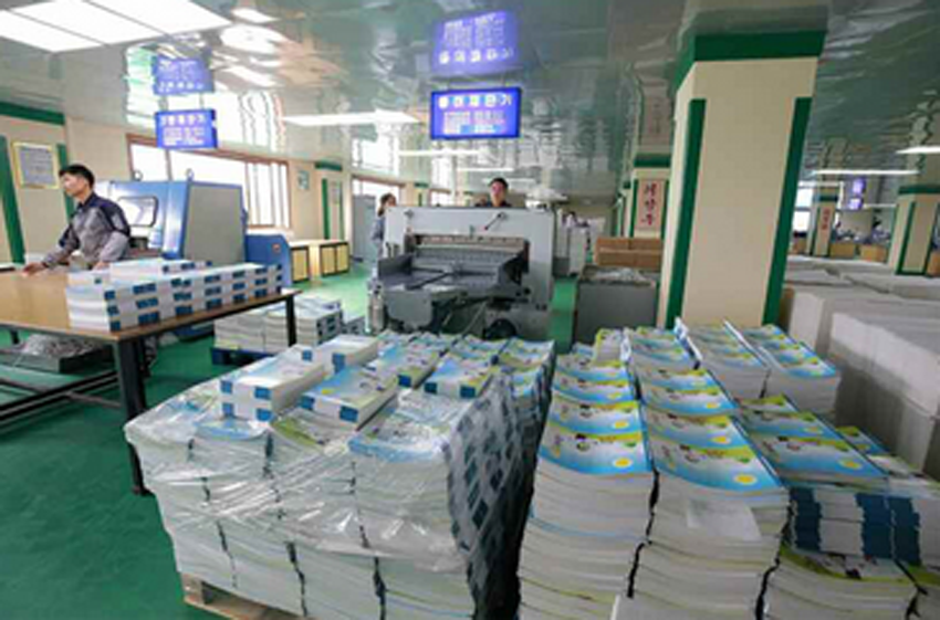 金正恩視察'蒲公英作業(yè)本工廠'，稱贊產(chǎn)品設(shè)計(jì)用心，動(dòng)漫元素引關(guān)注